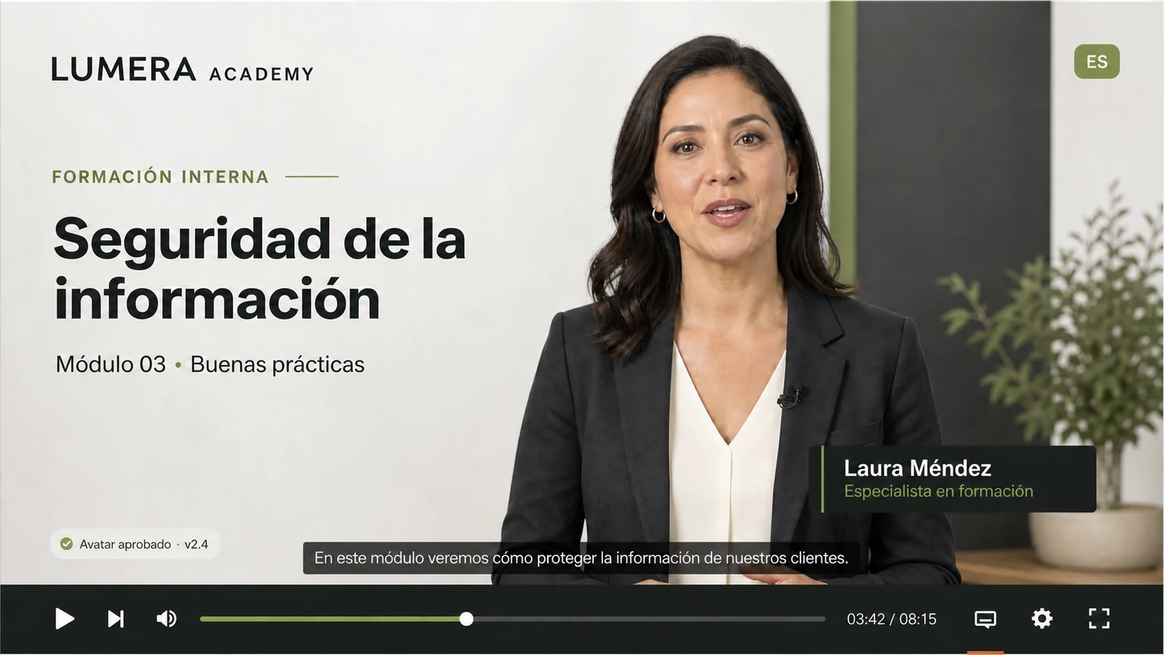Vocera digital de marca presentando un módulo de formación corporativa con subtítulos, rótulos y controles de video
